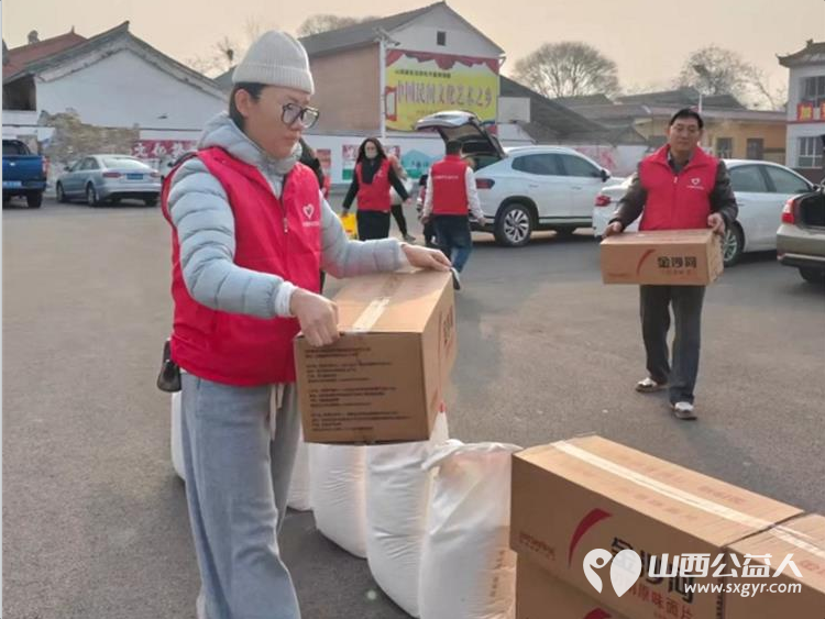 新春送温暖关爱伴前行 长治圆梦公益组织志愿者来到长子县西南呈村开展困难家庭慰问活动为残疾的老人和五保户捐赠米面油面片方便面棉衣和慰问金让温暖在寒冬中传递 - 第7张