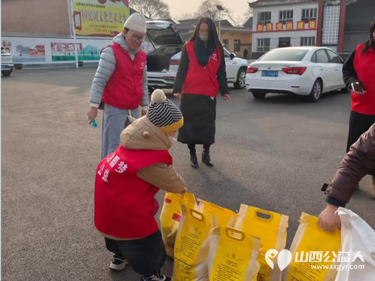 新春送温暖关爱伴前行 长治圆梦公益组织志愿者来到长子县西南呈村开展困难家庭慰问活动为残疾的老人和五保户捐赠米面油面片方便面棉衣和慰问金让温暖在寒冬中传递 - 第19张