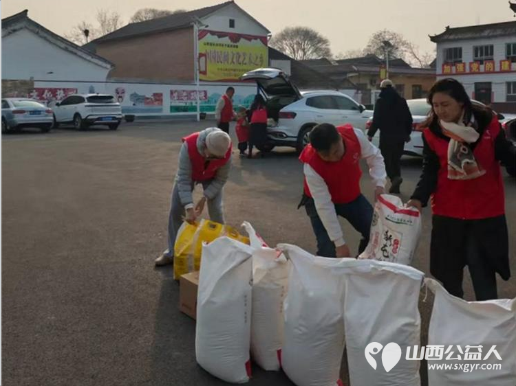 新春送温暖关爱伴前行 长治圆梦公益组织志愿者来到长子县西南呈村开展困难家庭慰问活动为残疾的老人和五保户捐赠米面油面片方便面棉衣和慰问金让温暖在寒冬中传递 - 第10张