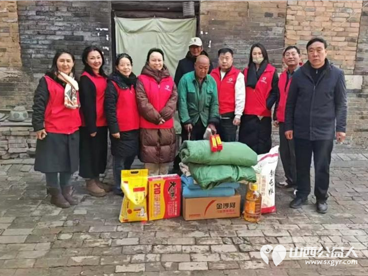 新春送温暖关爱伴前行 长治圆梦公益组织志愿者来到长子县西南呈村开展困难家庭慰问活动为残疾的老人和五保户捐赠米面油面片方便面棉衣和慰问金让温暖在寒冬中传递 - 第5张