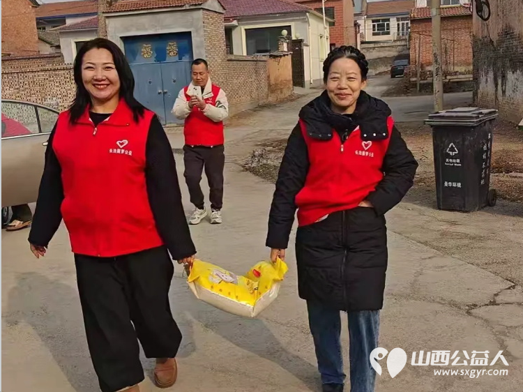 新春送温暖关爱伴前行 长治圆梦公益组织志愿者来到长子县西南呈村开展困难家庭慰问活动为残疾的老人和五保户捐赠米面油面片方便面棉衣和慰问金让温暖在寒冬中传递 - 第17张