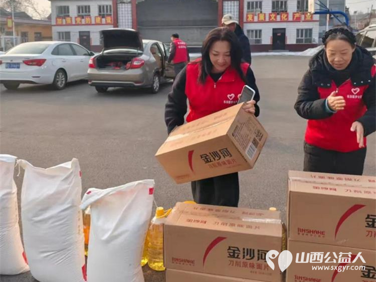 新春送温暖关爱伴前行 长治圆梦公益组织志愿者来到长子县西南呈村开展困难家庭慰问活动为残疾的老人和五保户捐赠米面油面片方便面棉衣和慰问金让温暖在寒冬中传递 - 第18张
