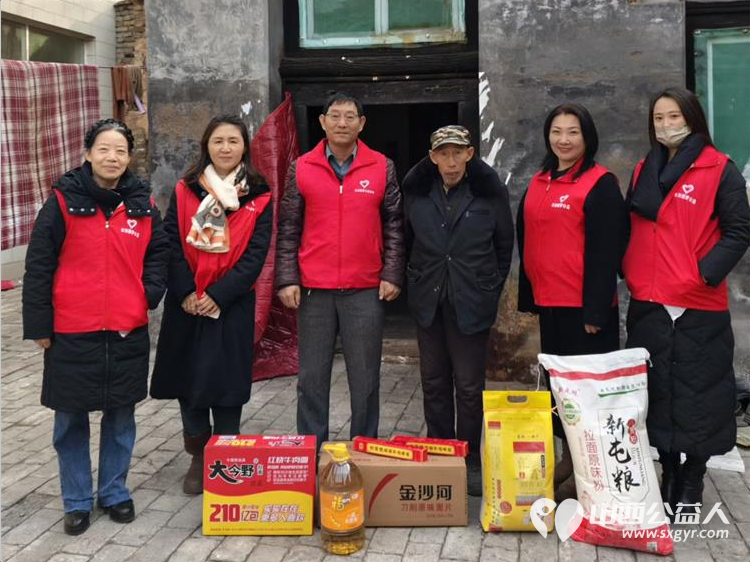新春送温暖关爱伴前行 长治圆梦公益组织志愿者来到长子县西南呈村开展困难家庭慰问活动为残疾的老人和五保户捐赠米面油面片方便面棉衣和慰问金让温暖在寒冬中传递 - 第3张