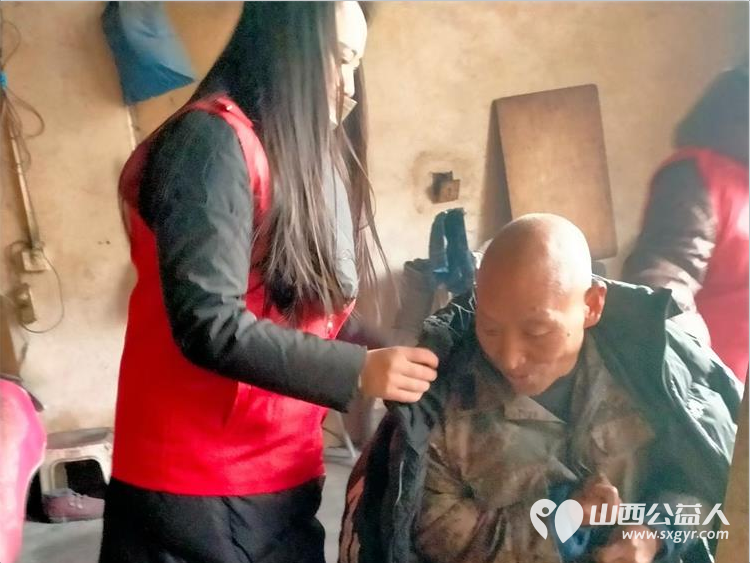 新春送温暖关爱伴前行 长治圆梦公益组织志愿者来到长子县西南呈村开展困难家庭慰问活动为残疾的老人和五保户捐赠米面油面片方便面棉衣和慰问金让温暖在寒冬中传递 - 第15张