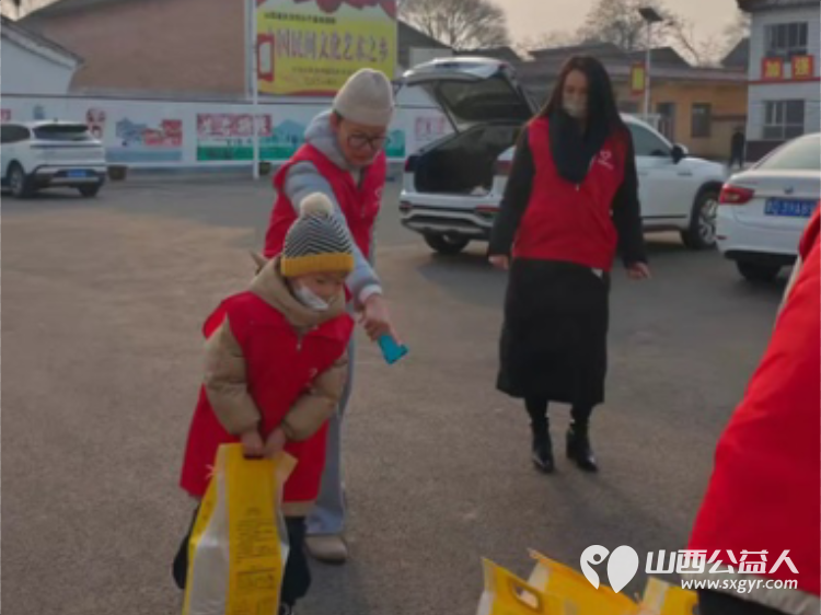 新春送温暖关爱伴前行 长治圆梦公益组织志愿者来到长子县西南呈村开展困难家庭慰问活动为残疾的老人和五保户捐赠米面油面片方便面棉衣和慰问金让温暖在寒冬中传递 - 第11张