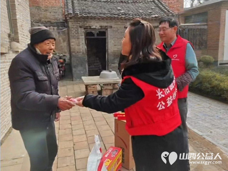 新春送温暖关爱伴前行 长治圆梦公益组织志愿者来到长子县西南呈村开展困难家庭慰问活动为残疾的老人和五保户捐赠米面油面片方便面棉衣和慰问金让温暖在寒冬中传递 - 第14张