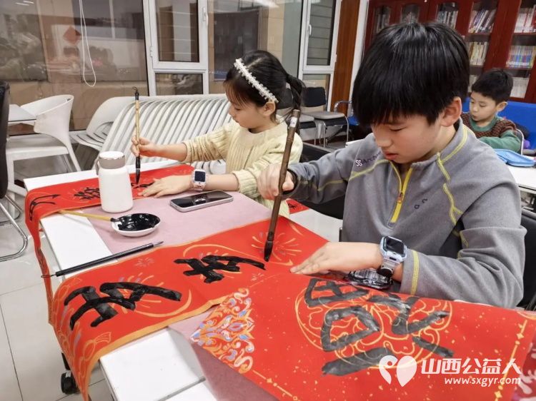 当千年笔墨遇见童真少年 小店区平阳路街道文华苑社区里孩子们将这几天所学书法转化成为了最温暖的行动为社区里的独居老人书写了福字 - 第6张