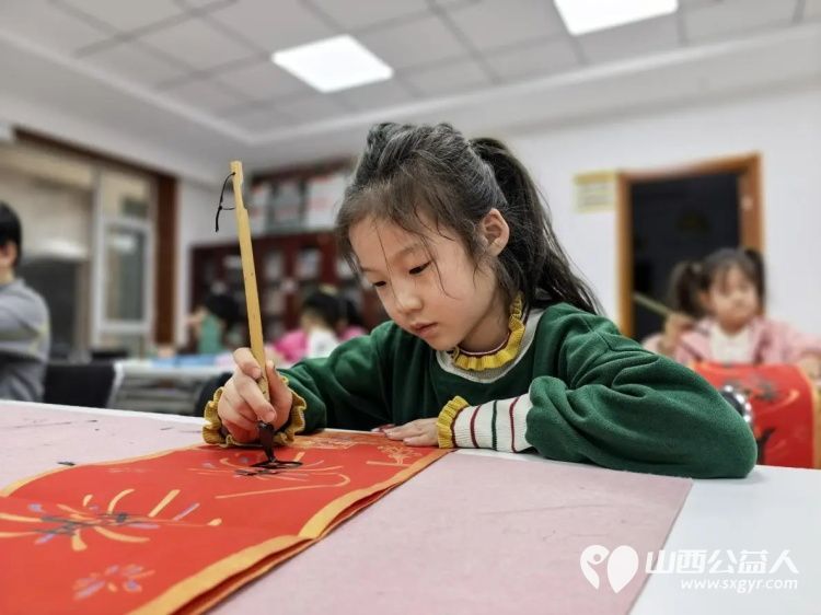 当千年笔墨遇见童真少年 小店区平阳路街道文华苑社区里孩子们将这几天所学书法转化成为了最温暖的行动为社区里的独居老人书写了福字 - 第5张