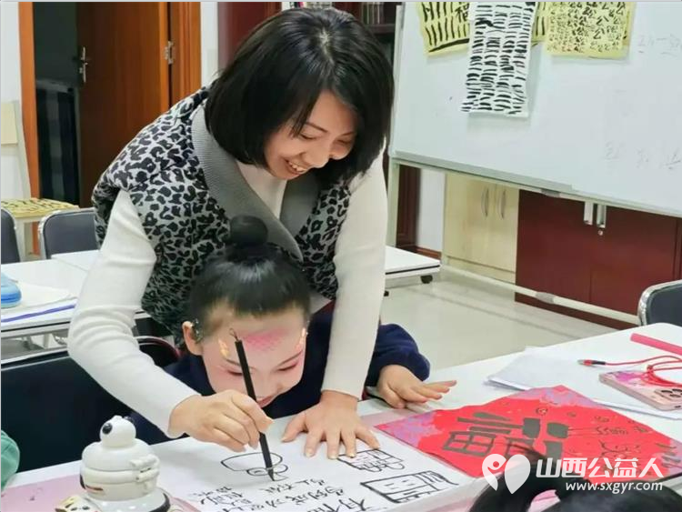 当千年笔墨遇见童真少年 小店区平阳路街道文华苑社区里孩子们将这几天所学书法转化成为了最温暖的行动为社区里的独居老人书写了福字 - 第3张