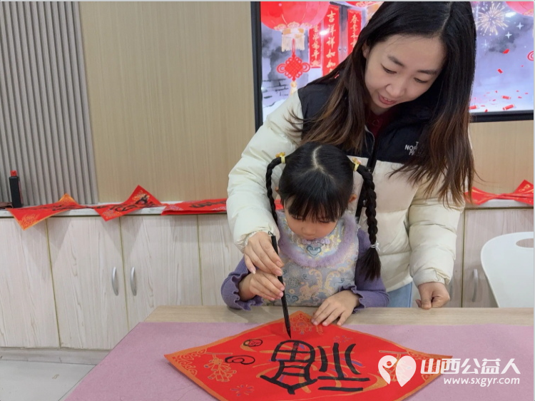 当千年笔墨遇见童真少年 小店区平阳路街道文华苑社区里孩子们将这几天所学书法转化成为了最温暖的行动为社区里的独居老人书写了福字 - 第2张