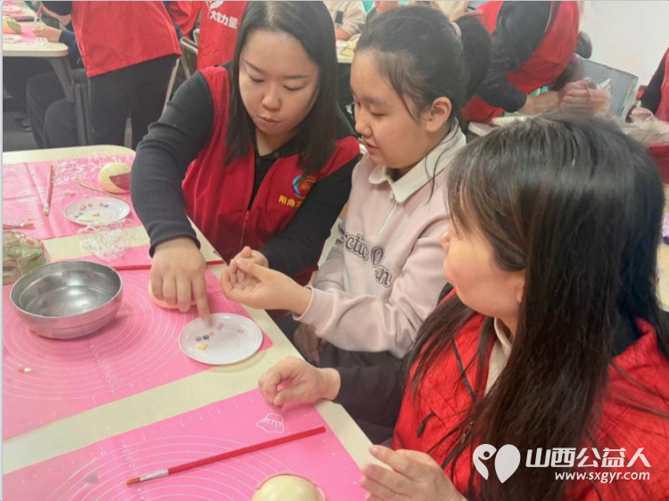 大家人寿山西分公司的志愿者马年新春到来之际来到太原市灵星社区服务中心阳曲校区陪着孩子们一起蒸花馍 - 第3张 - 山西公益人 大家人寿山西分公司的志愿者马年新春到来之际来到太原市灵星社区服务中心阳曲校区陪着孩子们一起蒸花馍 - 第3张