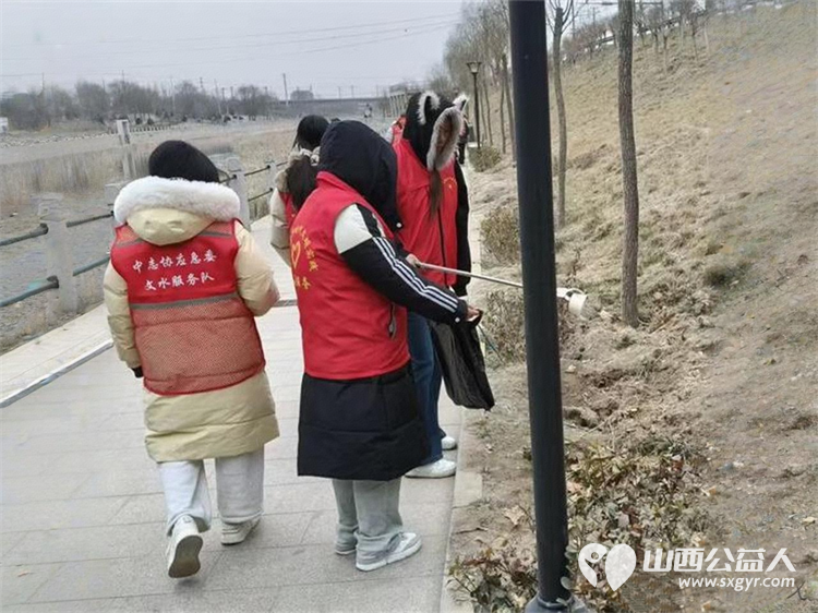 2月6日，文水县爱心帮扶志愿者协会的返乡学子赴文峪河畔弯腰拾捡白色垃圾让河畔重归洁净愿绿意常伴文峪河 - 第6张