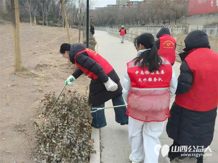 2月6日，文水县爱心帮扶志愿者协会的返乡学子赴文峪河畔弯腰拾捡白色垃圾让河畔重归洁净愿绿意常伴文峪河 - 第7张