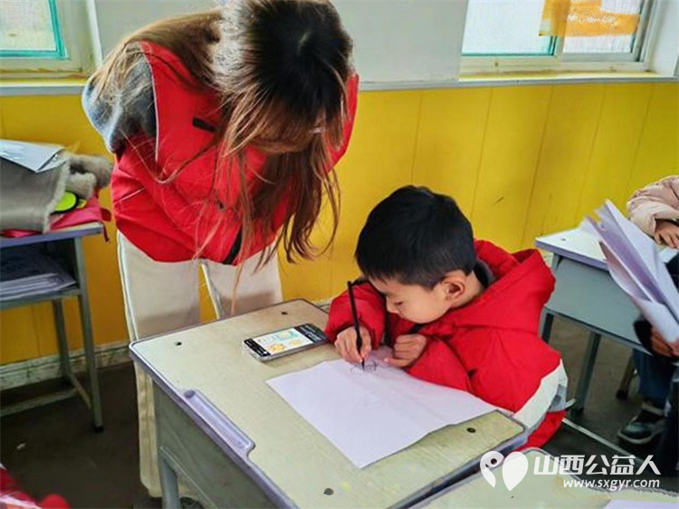 文水县爱心帮扶志愿者协会2月6日继续组织返乡志愿者走进岳村学校开展公益画画课 - 第3张