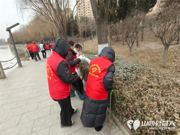 2月6日，文水县爱心帮扶志愿者协会的返乡学子赴文峪河畔弯腰拾捡白色垃圾让河畔重归洁净愿绿意常伴文峪河 - 第2张
