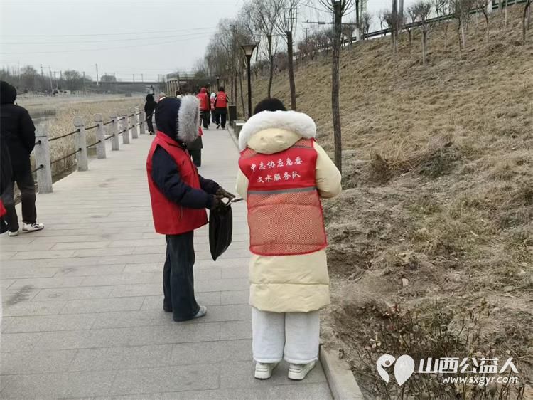 2月6日，文水县爱心帮扶志愿者协会的返乡学子赴文峪河畔弯腰拾捡白色垃圾让河畔重归洁净愿绿意常伴文峪河 - 第4张