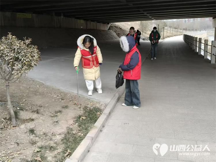 2月6日，文水县爱心帮扶志愿者协会的返乡学子赴文峪河畔弯腰拾捡白色垃圾让河畔重归洁净愿绿意常伴文峪河 - 第5张