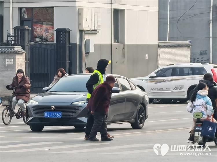 文水县爱心帮扶志愿者协会的返乡学子2月6日赴文水街头守十字路口传文明理念引导市民规范出行遵守交通秩序 - 第8张