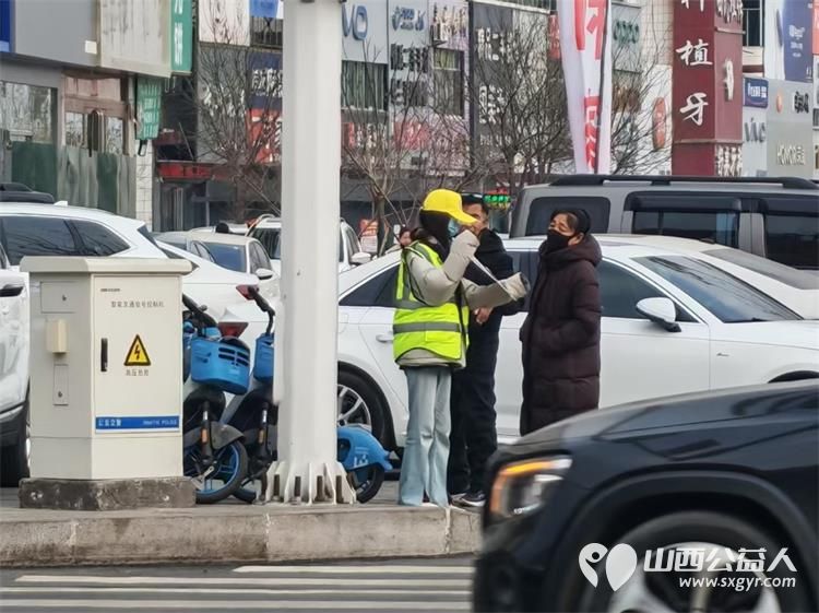 文水县爱心帮扶志愿者协会的返乡学子2月6日赴文水街头守十字路口传文明理念引导市民规范出行遵守交通秩序 - 第9张