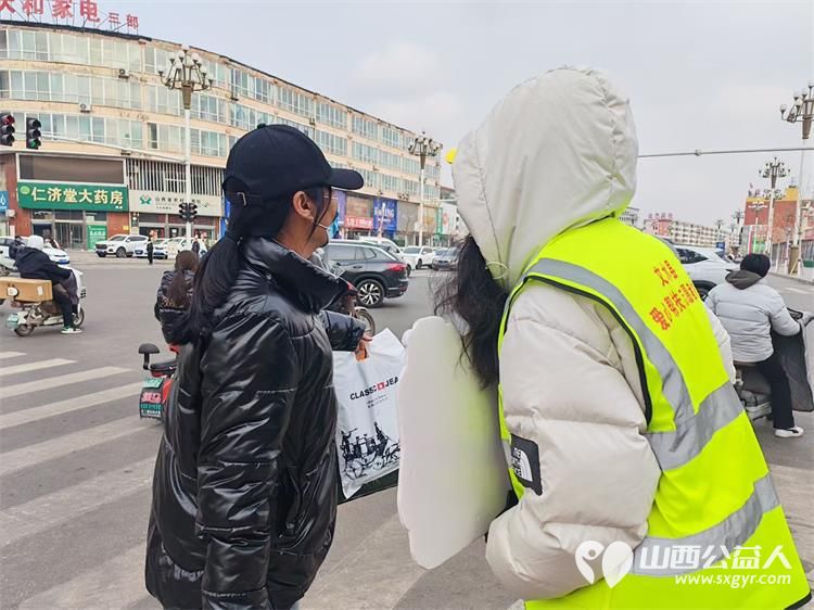 文水县爱心帮扶志愿者协会的返乡学子2月6日赴文水街头守十字路口传文明理念引导市民规范出行遵守交通秩序 - 第7张