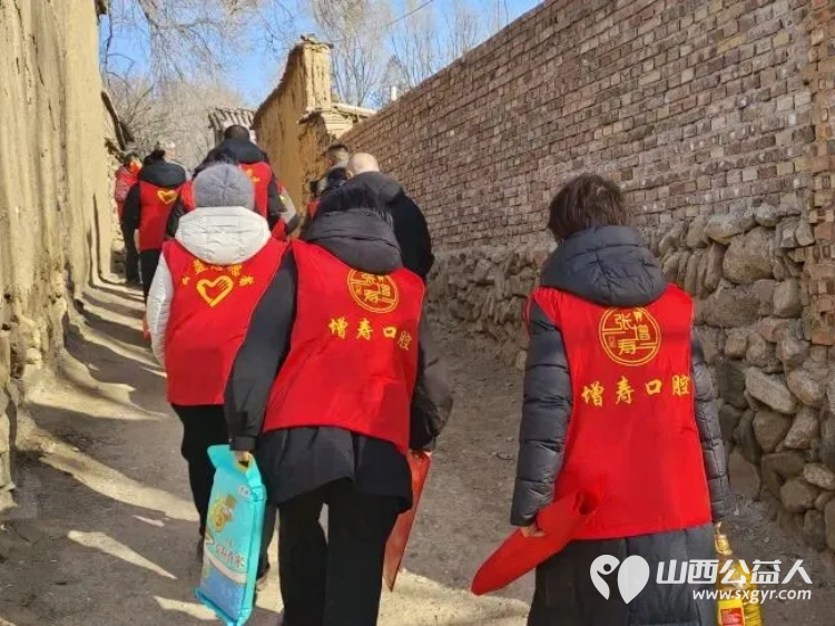 暖心行动微笑传递----忻州市增寿口腔花园街店走进龙兴、庄磨、阳坡、米家寨等村慰问困难家庭不仅送吃的还关心村民的牙齿 - 第7张 - 山西公益人 暖心行动微笑传递----忻州市增寿口腔花园街店走进龙兴、庄磨、阳坡、米家寨等村慰问困难家庭不仅送吃的还关心村民的牙齿 - 第7张