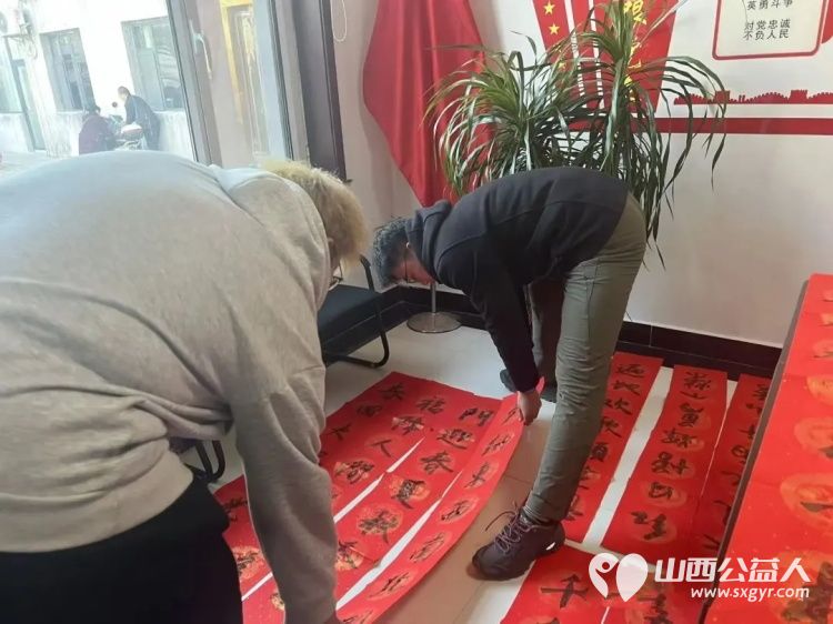 志愿挥毫书春意墨香送福暖人心----忻州市春晖公益活动站联合忻州市环保志愿者协会开展写春联送祝福活动为居民送上实实在在的新春祝福 - 第9张 - 山西公益人 志愿挥毫书春意墨香送福暖人心----忻州市春晖公益活动站联合忻州市环保志愿者协会开展写春联送祝福活动为居民送上实实在在的新春祝福 - 第9张