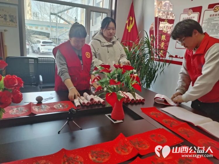 志愿挥毫书春意墨香送福暖人心----忻州市春晖公益活动站联合忻州市环保志愿者协会开展写春联送祝福活动为居民送上实实在在的新春祝福 - 第5张 - 山西公益人 志愿挥毫书春意墨香送福暖人心----忻州市春晖公益活动站联合忻州市环保志愿者协会开展写春联送祝福活动为居民送上实实在在的新春祝福 - 第5张