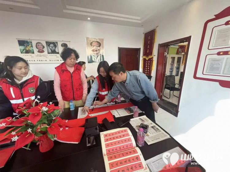 志愿挥毫书春意墨香送福暖人心----忻州市春晖公益活动站联合忻州市环保志愿者协会开展写春联送祝福活动为居民送上实实在在的新春祝福 - 第4张 - 山西公益人 志愿挥毫书春意墨香送福暖人心----忻州市春晖公益活动站联合忻州市环保志愿者协会开展写春联送祝福活动为居民送上实实在在的新春祝福 - 第4张