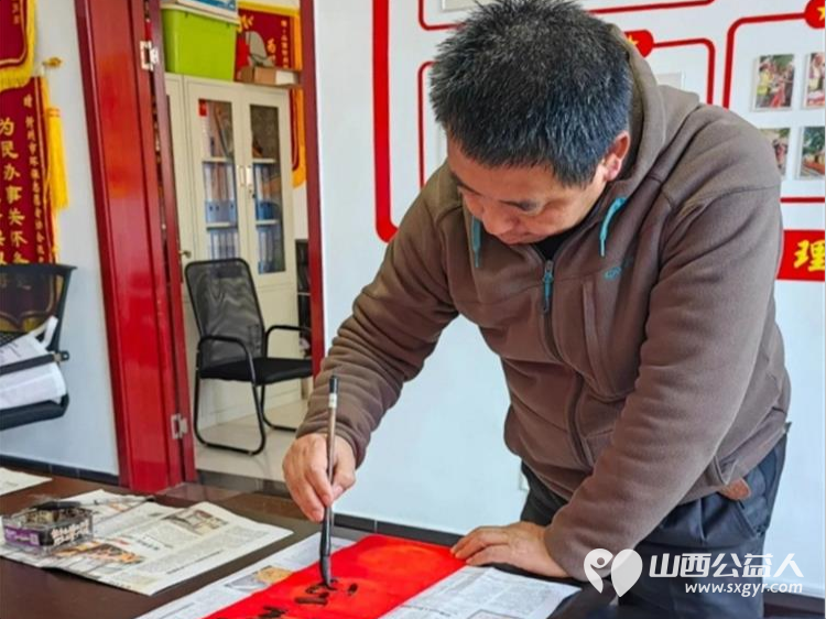 志愿挥毫书春意墨香送福暖人心----忻州市春晖公益活动站联合忻州市环保志愿者协会开展写春联送祝福活动为居民送上实实在在的新春祝福 - 第7张 - 山西公益人 志愿挥毫书春意墨香送福暖人心----忻州市春晖公益活动站联合忻州市环保志愿者协会开展写春联送祝福活动为居民送上实实在在的新春祝福 - 第7张