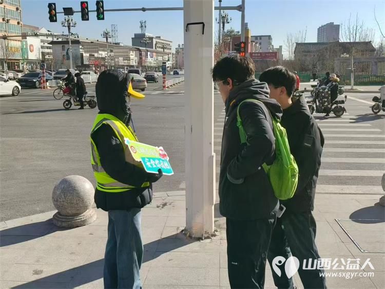 文水县爱心帮扶志愿者协会的返乡学子2月7日赴文水街头守十字路口引导市民规范出行遵守交通秩序以青春之力筑安全防线 - 第4张