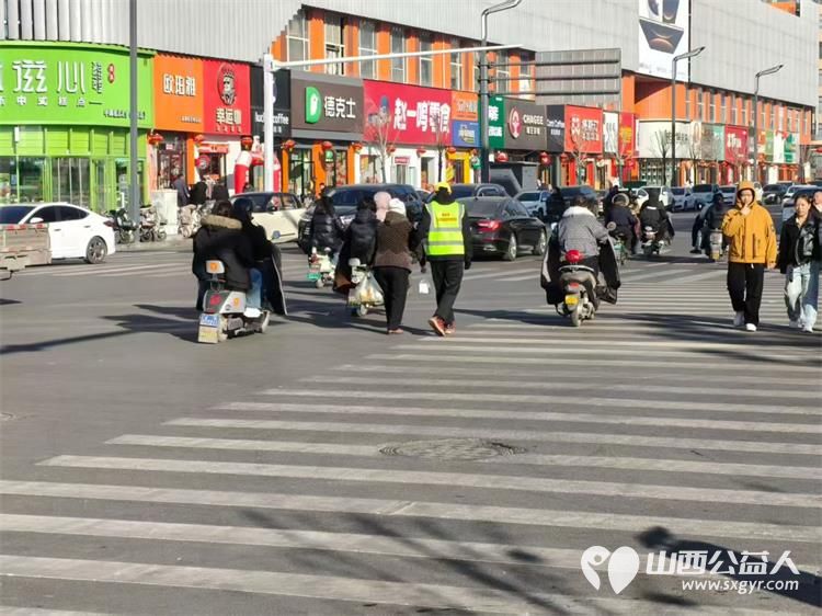 文水县爱心帮扶志愿者协会的返乡学子2月7日赴文水街头守十字路口引导市民规范出行遵守交通秩序以青春之力筑安全防线 - 第2张