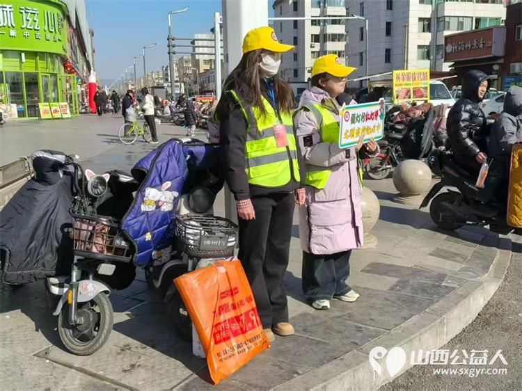 文水县爱心帮扶志愿者协会的返乡学子2月7日赴文水街头守十字路口引导市民规范出行遵守交通秩序以青春之力筑安全防线 - 第3张