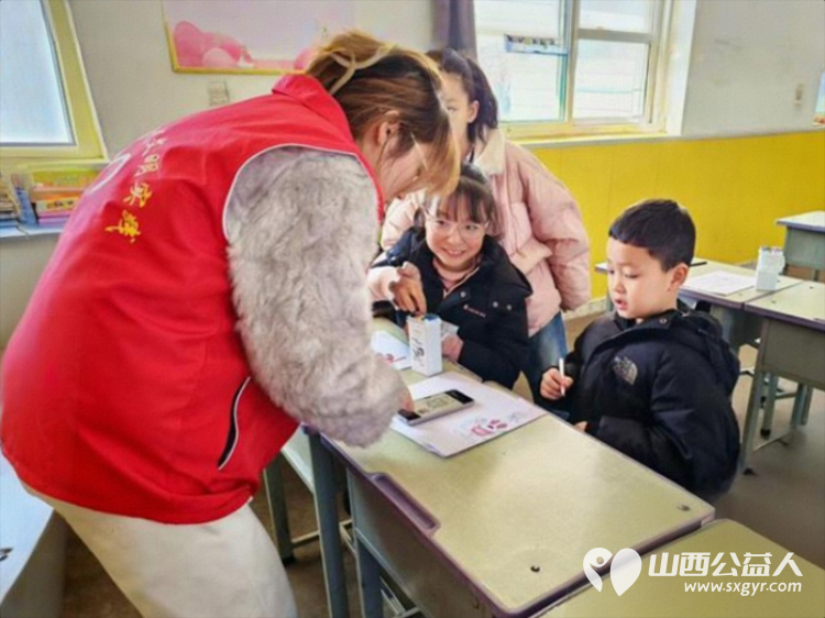 一笔一画绘出童心一言一行传递温暖----2月7日文水县爱心帮扶志愿者协会的返乡志愿者走进岳村学校继续开展公益画画课 - 第3张