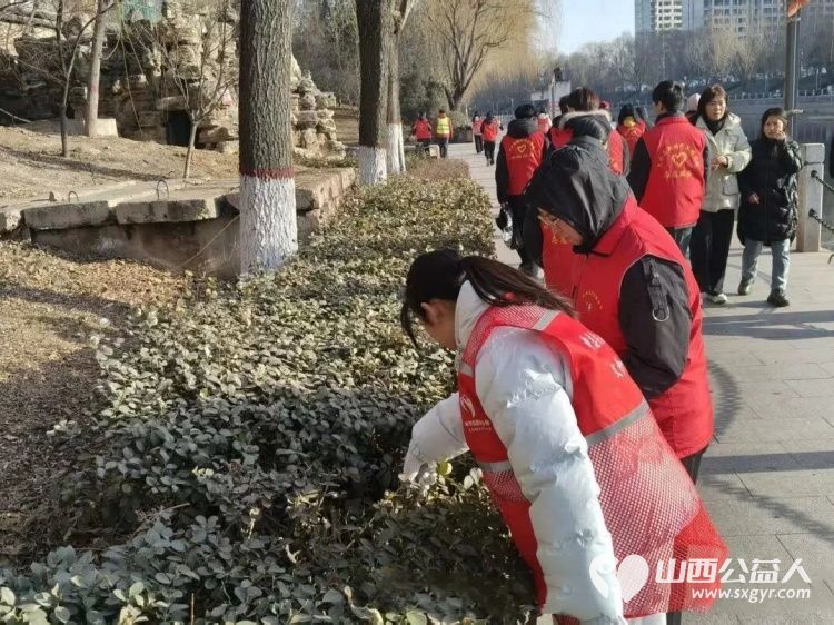 青春护河水清岸绿以志愿微光守护文峪河一湾清流 2月7日文水县爱心帮扶志愿者协会组织返乡大学生齐聚文峪河畔开展保护母亲河生态清扫志愿服务活动 - 第2张