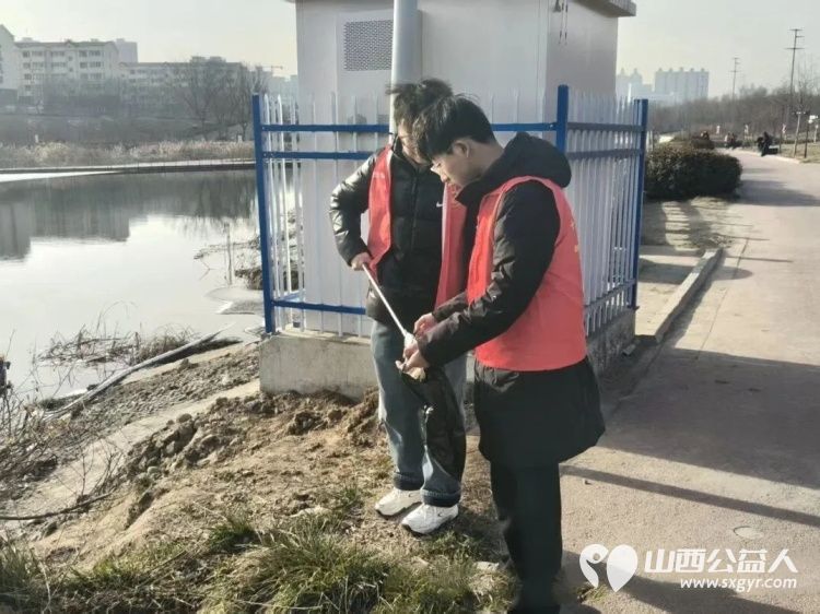 青春护河水清岸绿以志愿微光守护文峪河一湾清流 2月7日文水县爱心帮扶志愿者协会组织返乡大学生齐聚文峪河畔开展保护母亲河生态清扫志愿服务活动 - 第6张