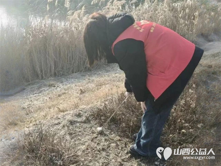 青春护河水清岸绿以志愿微光守护文峪河一湾清流 2月7日文水县爱心帮扶志愿者协会组织返乡大学生齐聚文峪河畔开展保护母亲河生态清扫志愿服务活动 - 第4张