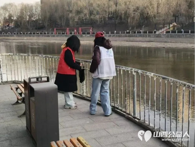 青春护河水清岸绿以志愿微光守护文峪河一湾清流 2月7日文水县爱心帮扶志愿者协会组织返乡大学生齐聚文峪河畔开展保护母亲河生态清扫志愿服务活动 - 第3张