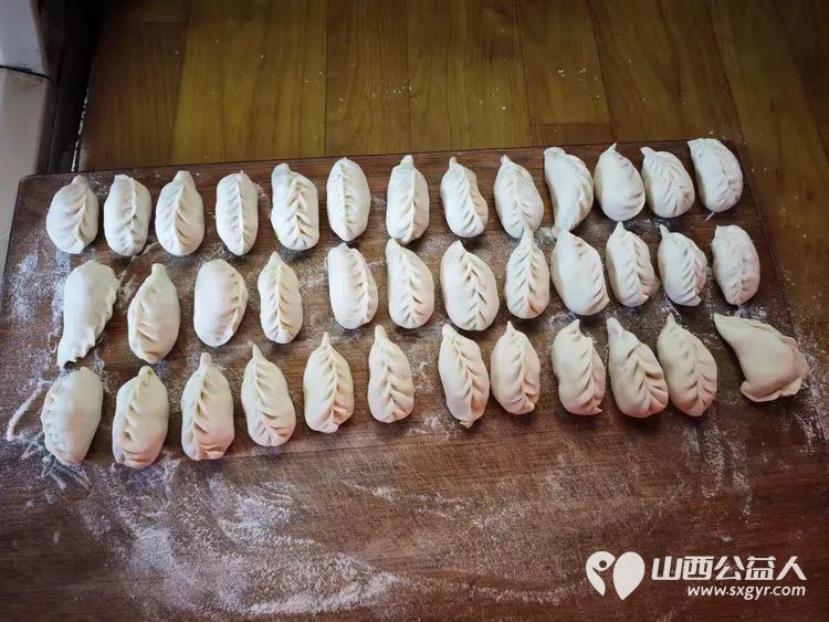 介休市敬老协会志愿者在绵山镇靳凌村入户85岁特困老人焦国良家为老人打扫室内外卫生做饭包饺子 - 第4张