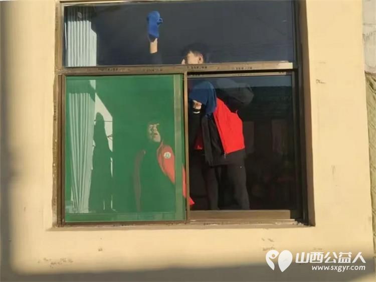 介休市敬老协会志愿者在绵山镇靳凌村入户85岁特困老人焦国良家为老人打扫室内外卫生做饭包饺子 - 第10张