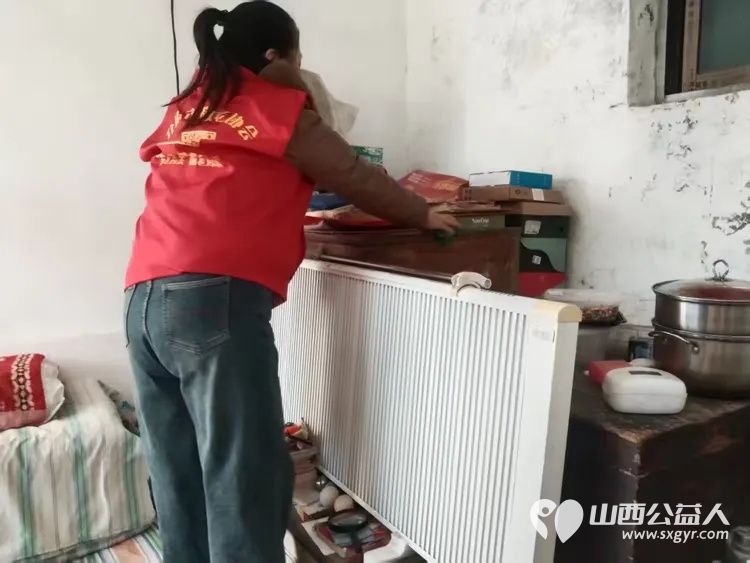 介休市敬老协会志愿者在绵山镇靳凌村入户85岁特困老人焦国良家为老人打扫室内外卫生做饭包饺子 - 第9张