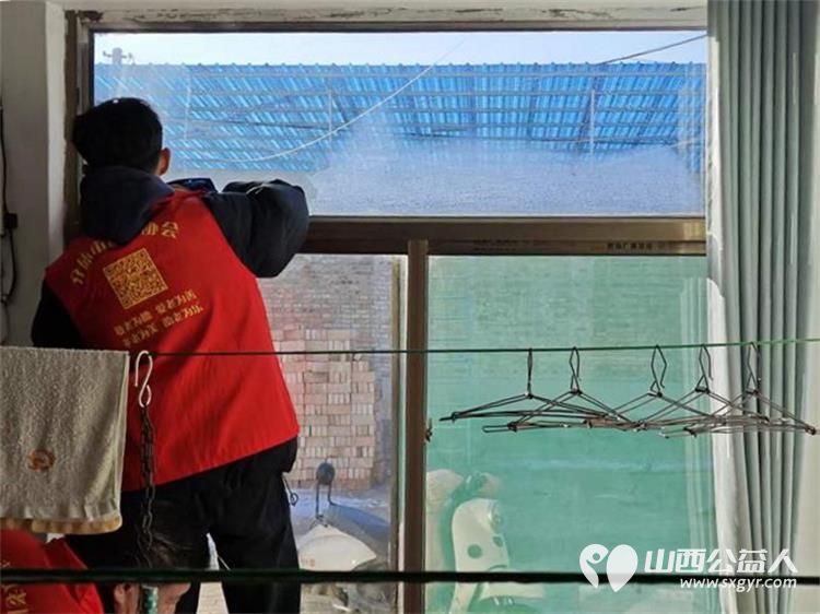 介休市敬老协会志愿者在绵山镇靳凌村入户85岁特困老人焦国良家为老人打扫室内外卫生做饭包饺子 - 第8张