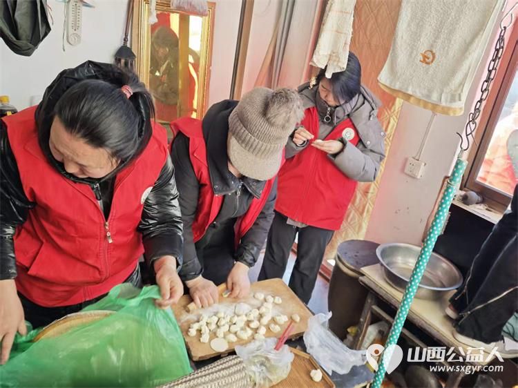 介休市敬老协会志愿者在绵山镇靳凌村入户85岁特困老人焦国良家为老人打扫室内外卫生做饭包饺子 - 第2张