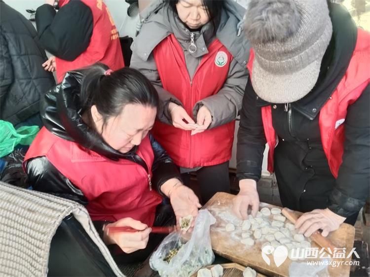 介休市敬老协会志愿者在绵山镇靳凌村入户85岁特困老人焦国良家为老人打扫室内外卫生做饭包饺子 - 第1张