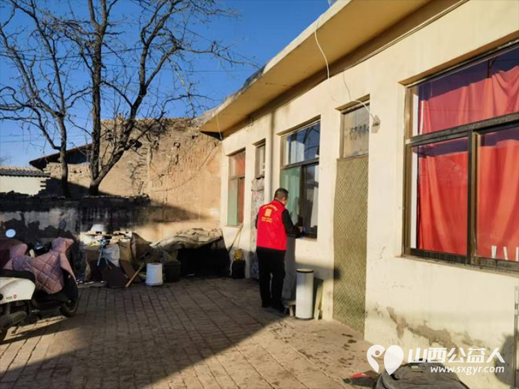 介休市敬老协会志愿者在绵山镇靳凌村入户85岁特困老人焦国良家为老人打扫室内外卫生做饭包饺子 - 第6张