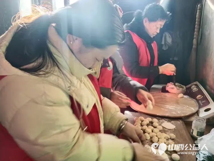 介休市敬老协会志愿者在绵山镇靳凌村入户82岁特困老人张林仁家为老人打扫室内外卫生做饭包饺子 - 第7张