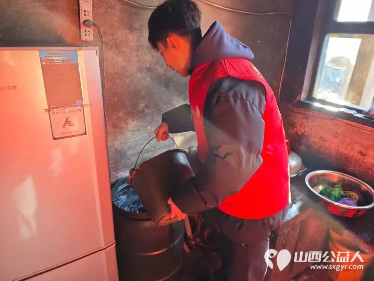 介休市敬老协会志愿者在绵山镇靳凌村入户82岁特困老人张林仁家为老人打扫室内外卫生做饭包饺子 - 第4张