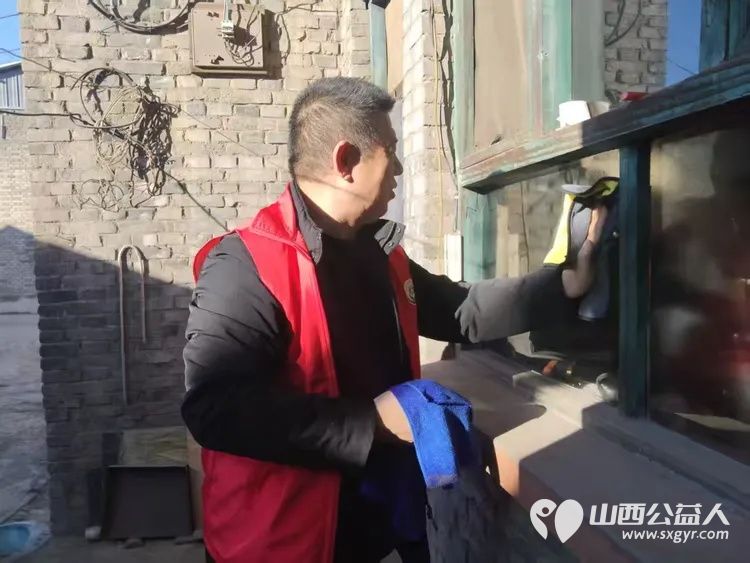 介休市敬老协会志愿者在绵山镇靳凌村入户82岁特困老人张林仁家为老人打扫室内外卫生做饭包饺子 - 第5张