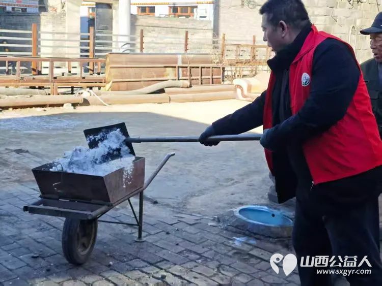 介休市敬老协会志愿者在绵山镇靳凌村入户82岁特困老人张林仁家为老人打扫室内外卫生做饭包饺子 - 第12张