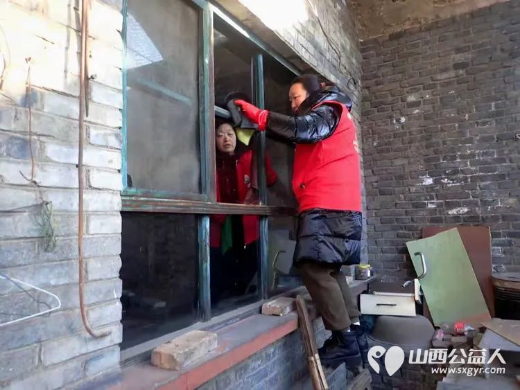 介休市敬老协会志愿者在绵山镇靳凌村入户82岁特困老人张林仁家为老人打扫室内外卫生做饭包饺子 - 第10张