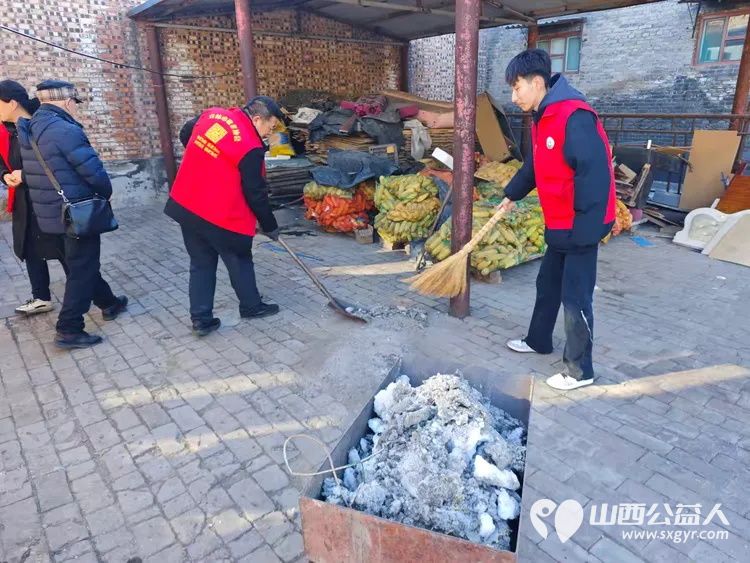 介休市敬老协会志愿者在绵山镇靳凌村入户82岁特困老人张林仁家为老人打扫室内外卫生做饭包饺子 - 第11张